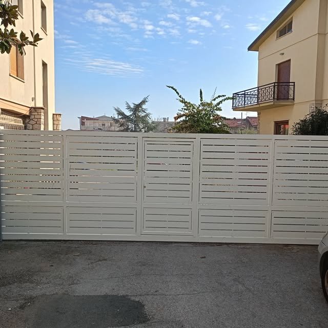 Cancello scorrevole carrabile bianco a pannelli