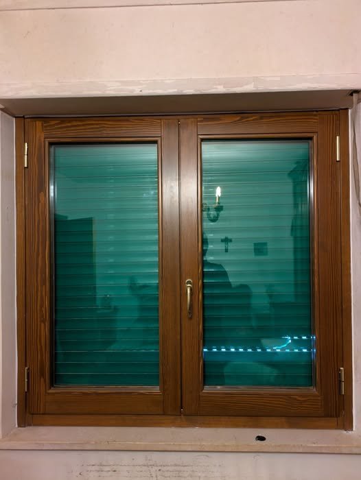 Finestra in legno a due ante con vetro termico