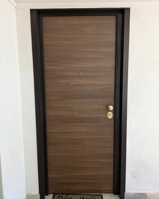 Portoncino d'ingresso blindato in legno noce