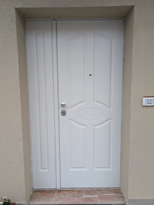 Portone blindato a due ante con pannello in legno marino, colore bianco